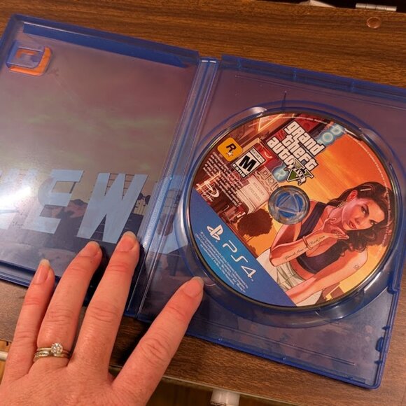 Pre-owned PS4 Grand Theft Auto Game - Picture 2 of 3